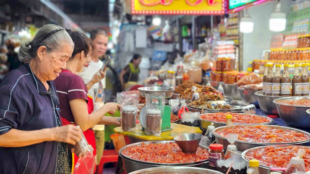 Weekend mornings and major Vietnamese holidays typically see significantly increased crowds